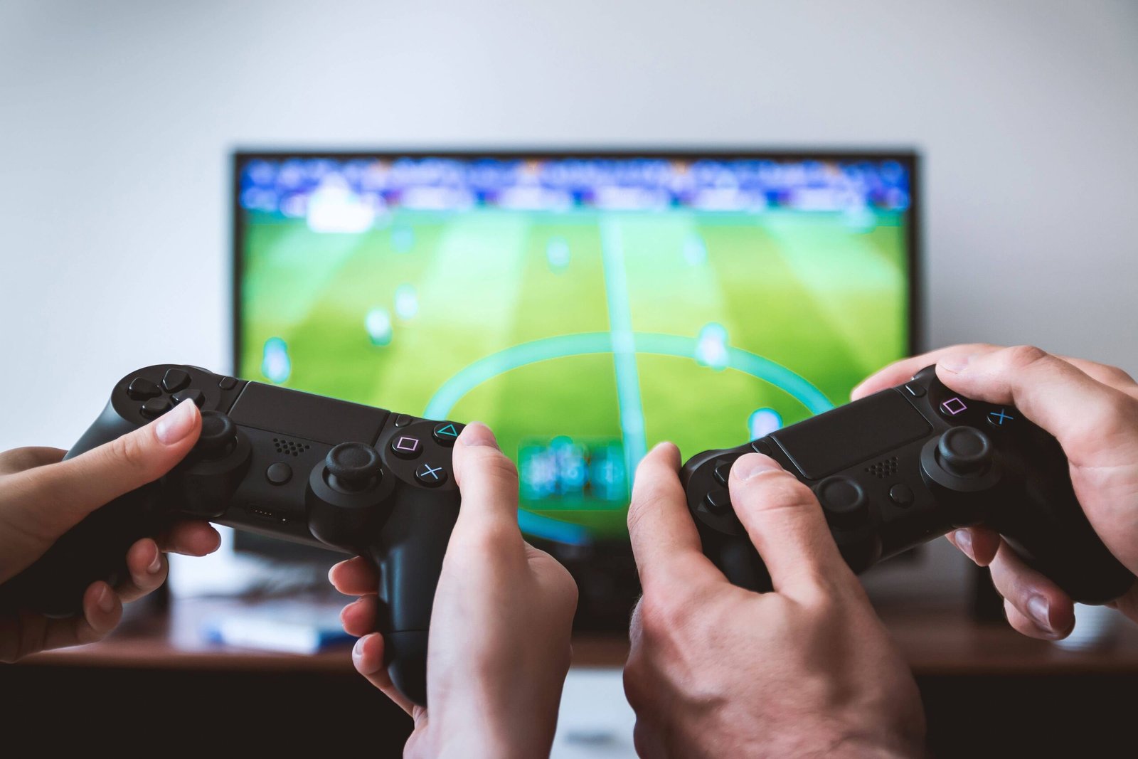 Gaming och betting lockar med spänning, tävling och gemenskap. Läs om likheterna, skillnaderna och varför svensk licens är viktigt vid betting online.
